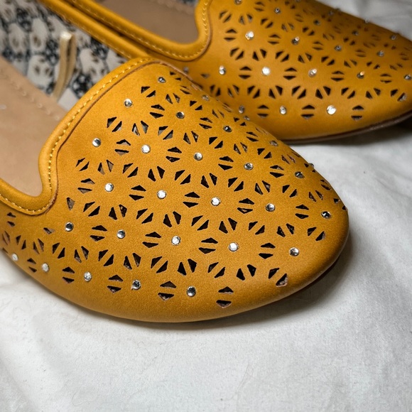 BRAND NEW/NEVER WORN Kids/Girls Daisy Fuentes slip on flats size 2 rhinestones - Picture 2 of 4